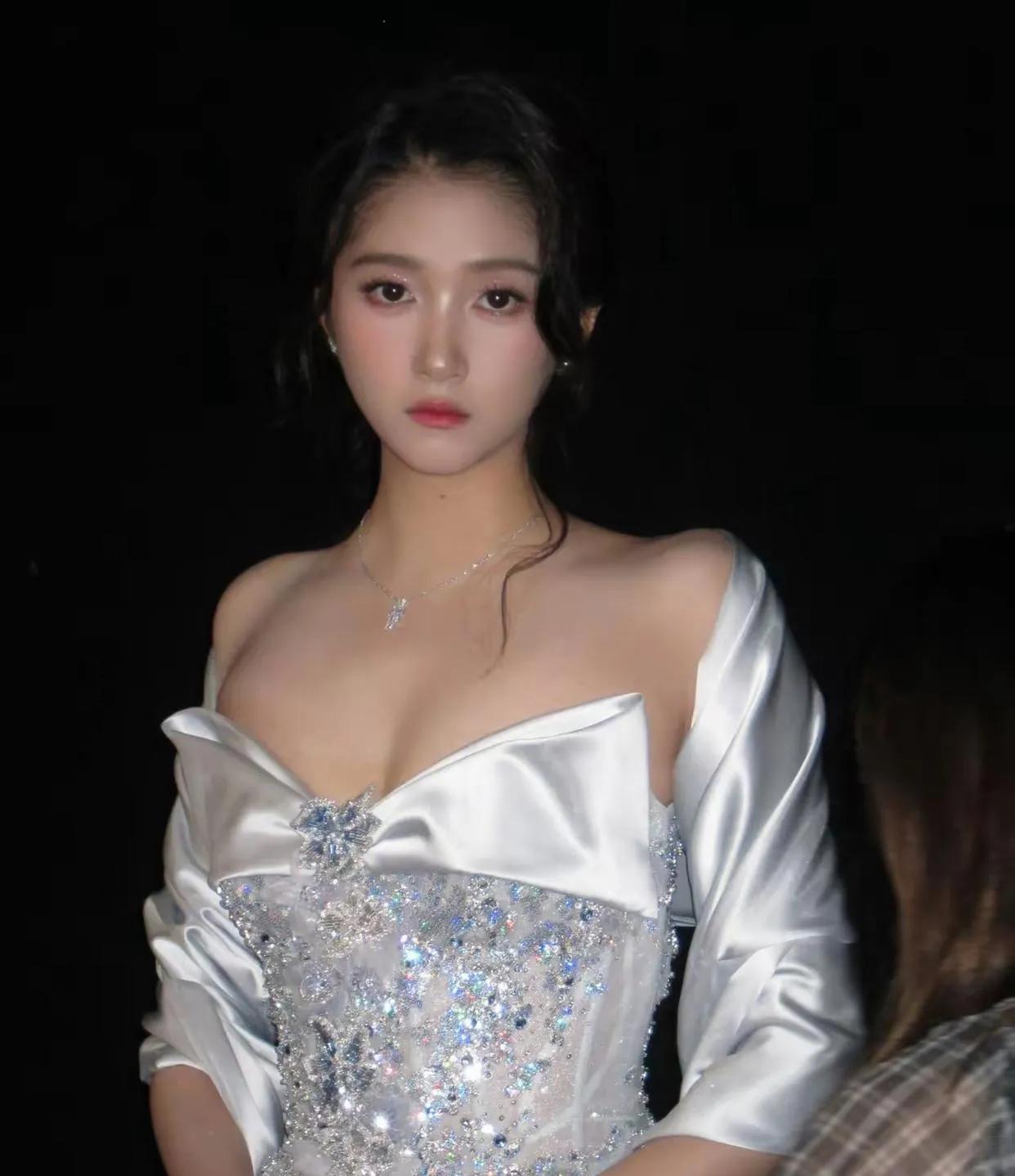 都说晓彤缺乏女人味，此图一出不知打了多少人的脸！

关晓彤人送外号“小孩姐”，虽