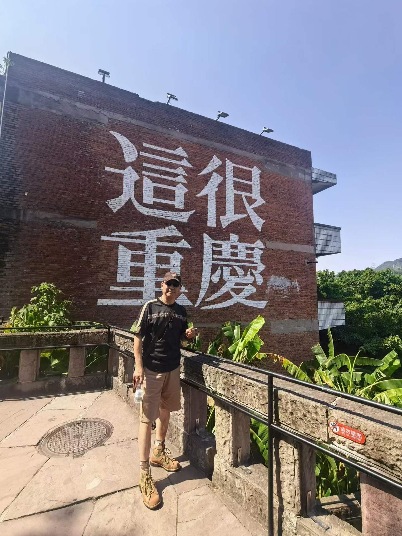 在热晕的 8D 魔幻之都重庆，见到我欣赏的小演员亚洲神童小布丁。
图文：导演  