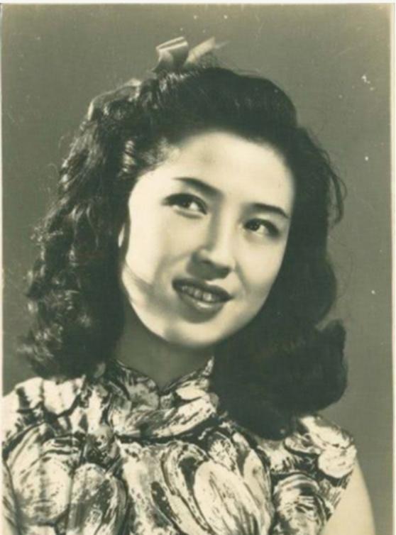 1965年，杜月笙的四姨太姚玉兰在外打牌时，顿感全身燥热，坐立难安，一时间她的心