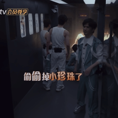 大张伟看npc演绎共情落泪 大张伟看到npc的感动剧情也会落泪，他的内心其实是非