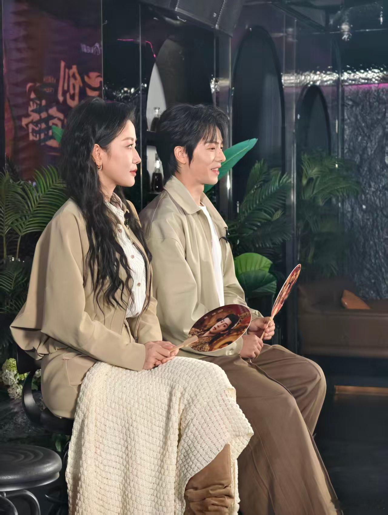 曾辉韩雨彤短国版凤凰传奇曾辉韩雨彤同框时互动超自然，一个温柔注视一个自在舒展，眼