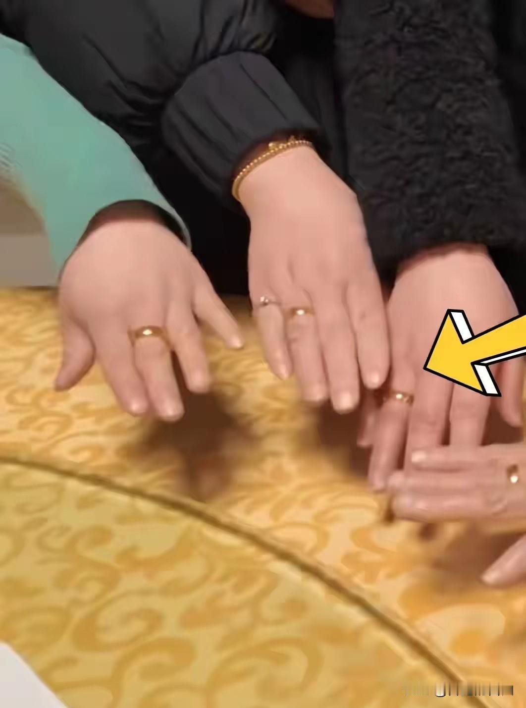 安徽一老人过80大寿，儿女都到场准备开始宴席时，老人却拿起桌上的5个红布袋，儿媳