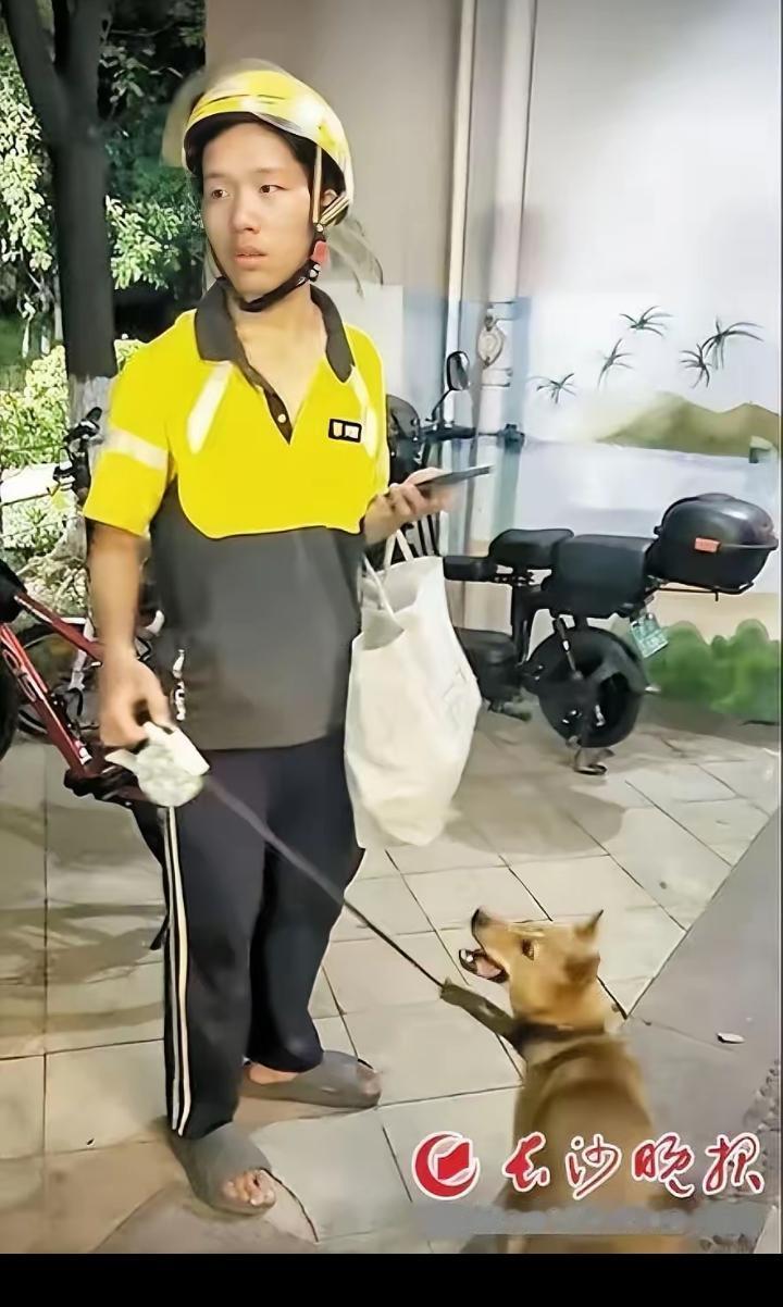 那个睡在浏阳河桥下的19岁外卖员，让整座长沙城破防了
前天深夜，长沙，浏阳河风雨