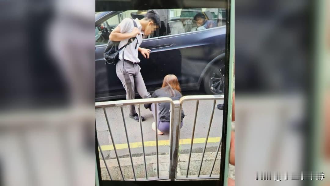 香港大角咀一名14岁男生开学首日乘父亲驾驶的特斯拉上学，下车后疑因父亲未察觉便开