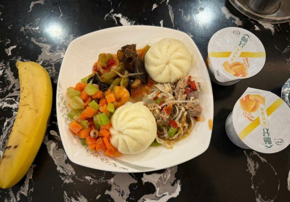 咱中国胃啊，还是得吃中国菜才行！吃了一周的西餐，一瞅见这些饭菜，我都馋得眼泪汪汪