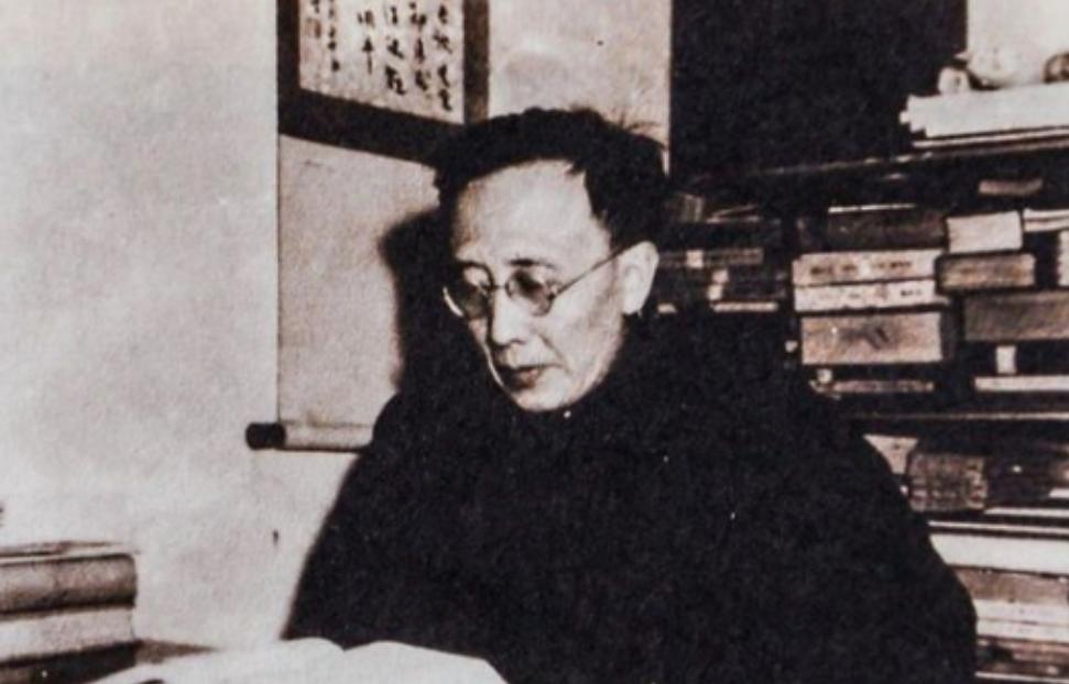 1956年，在郭沫若、吴晗的强烈要求下，国家同意了挖掘万历皇帝的陵墓，在打开棺材