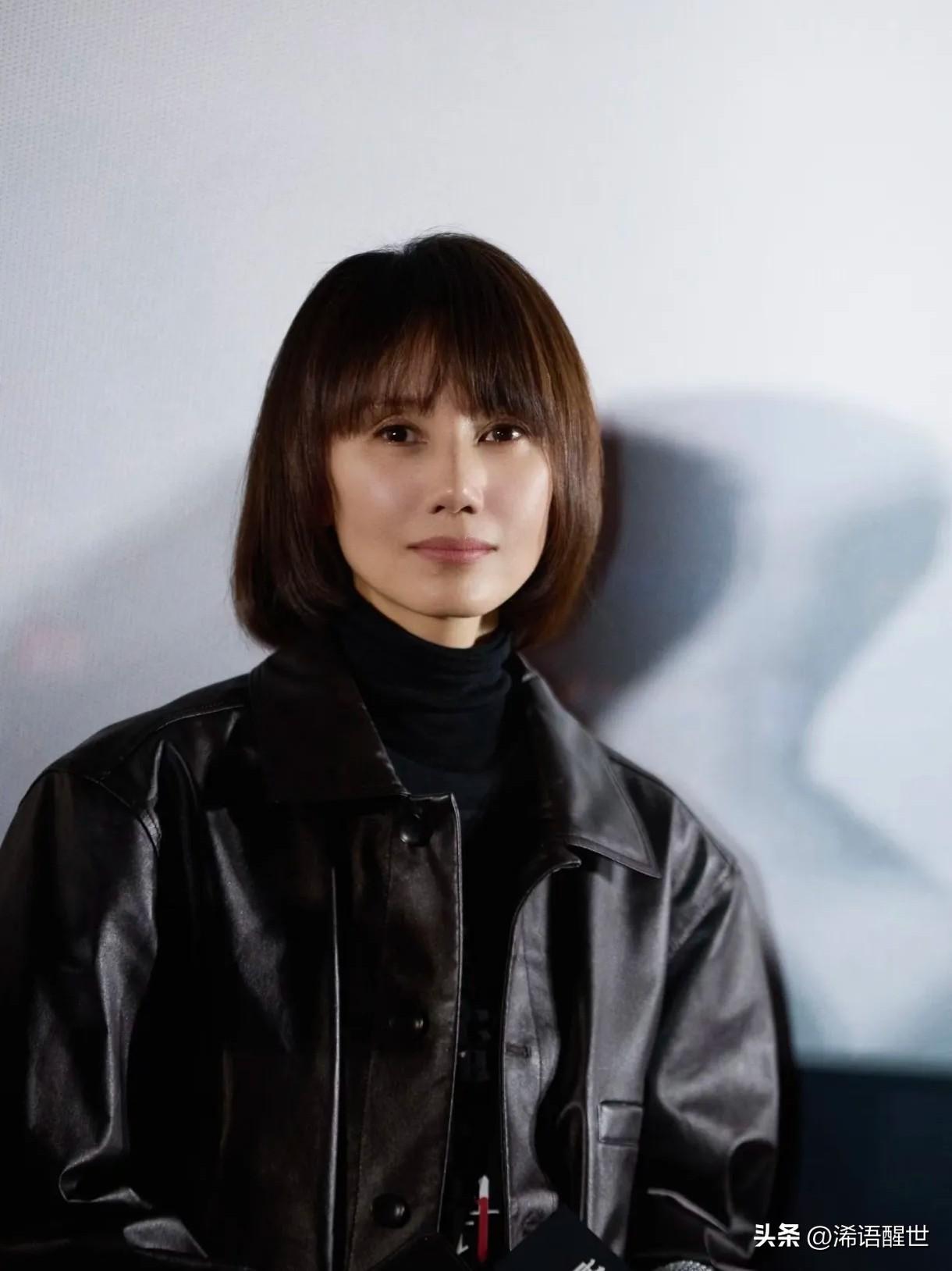 袁泉也太抗老了吧！都快五十岁的人，状态反而比年轻时还要耐看。在《蜜蜂的针》首映礼