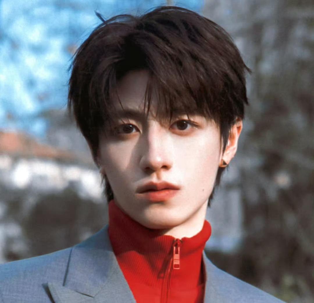 朱志鑫 zzx朱志鑫我们一起去更大的世界 zzx朱志鑫晒时装周plog 

我知