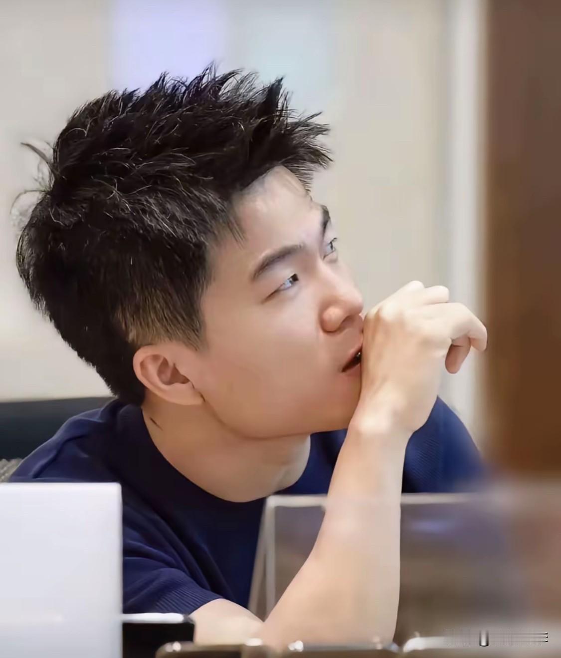 董宇辉说：

“大家一定要懂得自愈，因为好起来的从来不是生活，而是你自己。不要在