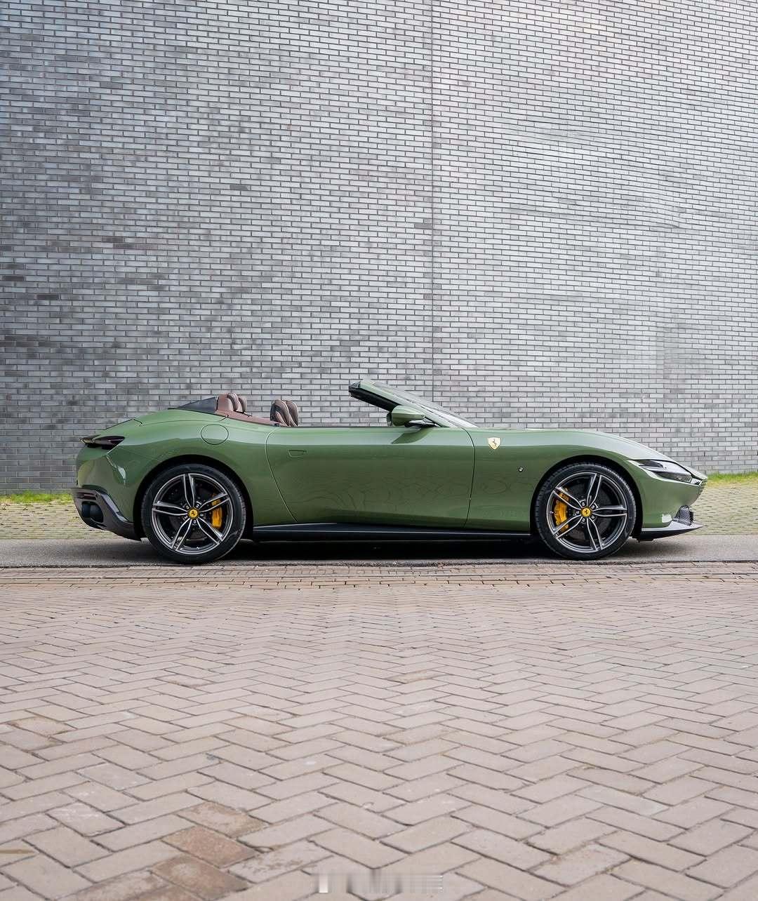 Ferrari Roma Spider Verde Oliva ​​​