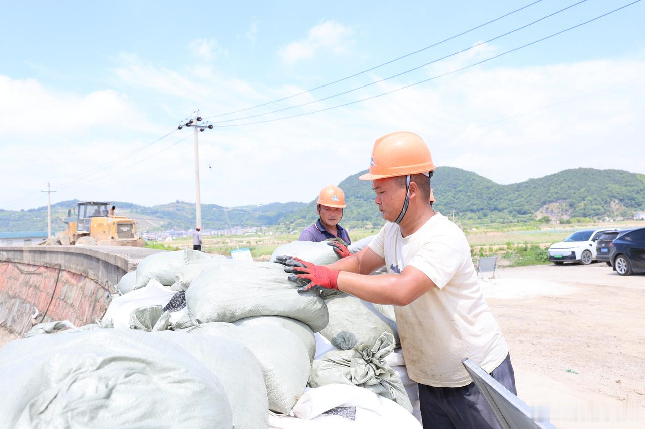 宁波宁海24小时巡堤筑牢沿海防汛防线 迎战台风“巴威”，宁海越溪乡争分夺秒筑牢沿
