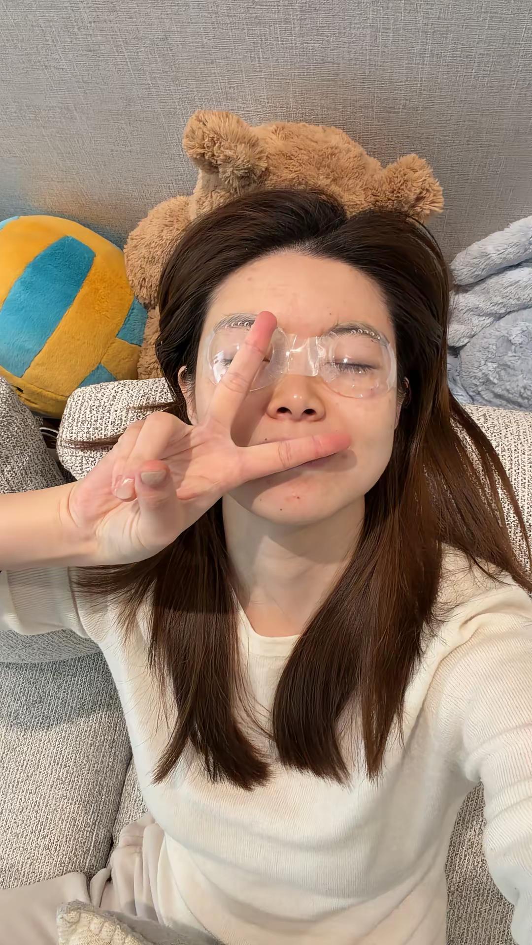 做了眼睛手术。干了一件想了很久的大事 心里舒坦了 再修养 不太能看手机 还要复查