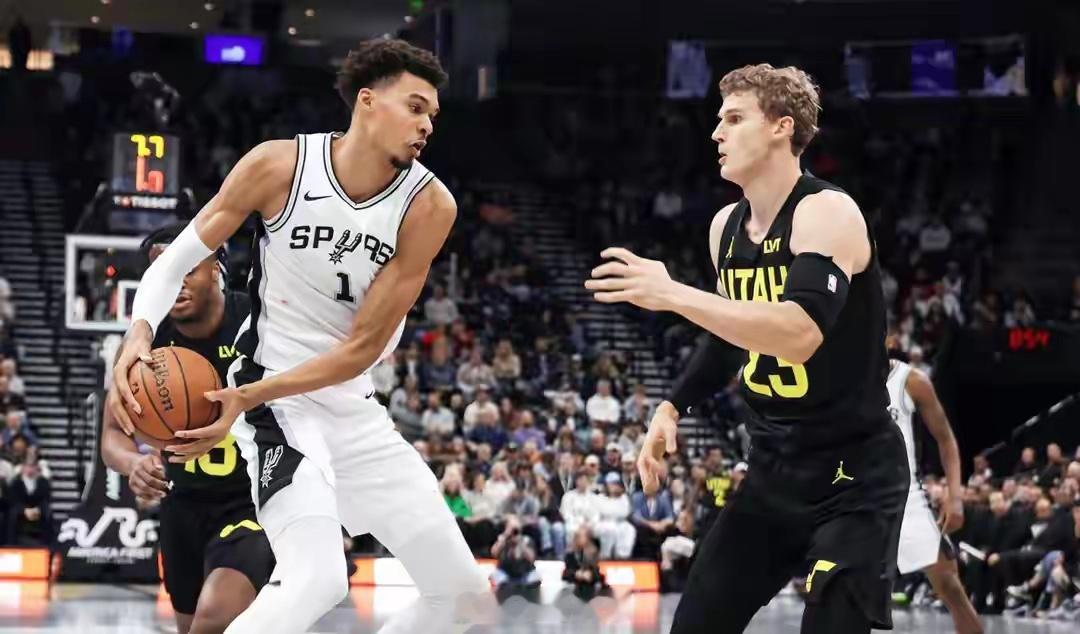 NBA常规赛爆出冷门，爵士127-114客场击败马刺，终结其8连胜的同时斩获两连