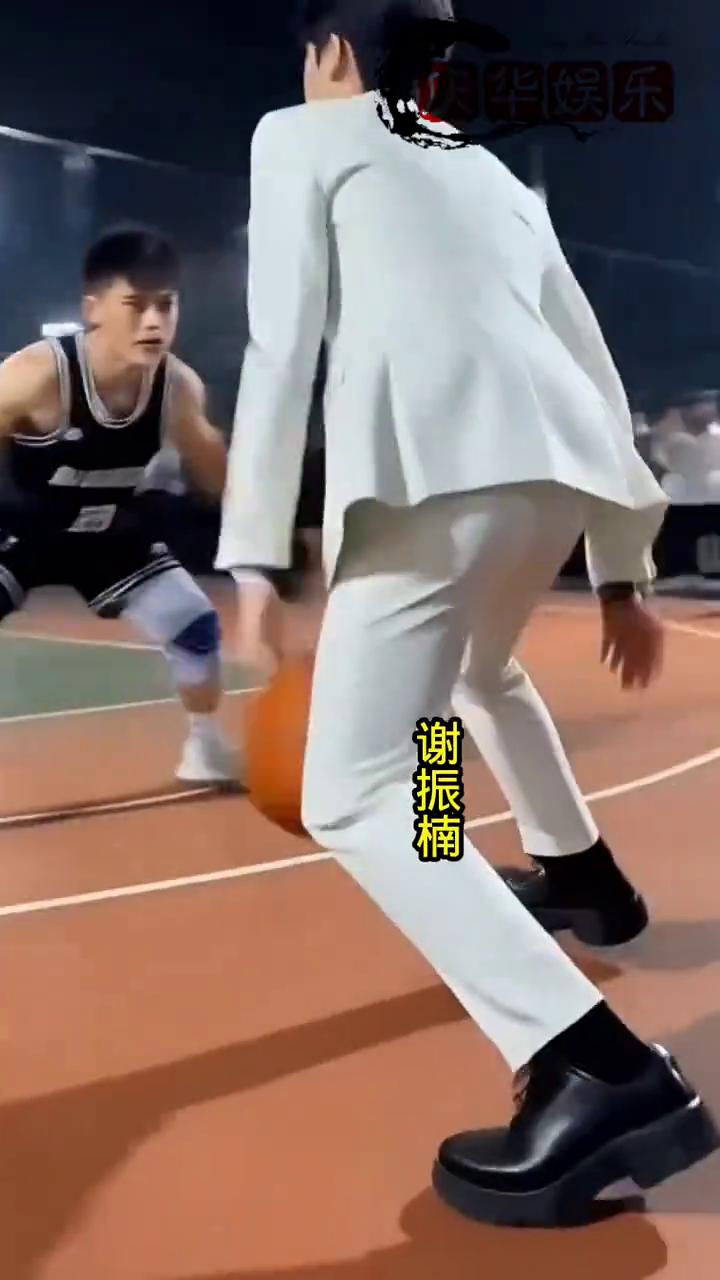 谢振楠。