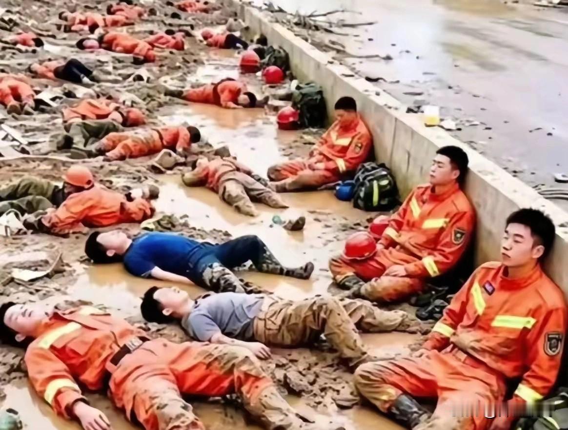 向伟大的战士致敬🫡，在救援现场，战士们累到如此地步，谁看了不心疼，他们也都是父