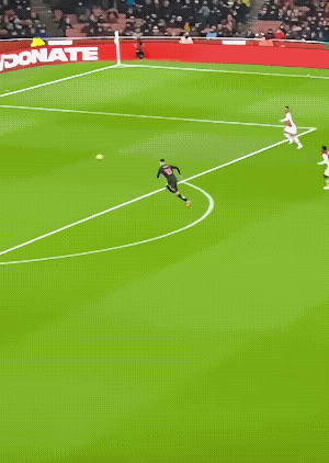 从守门员开始发起进攻，到行云流水的配合，一气呵成，传了八下，第八个队员接球打进。