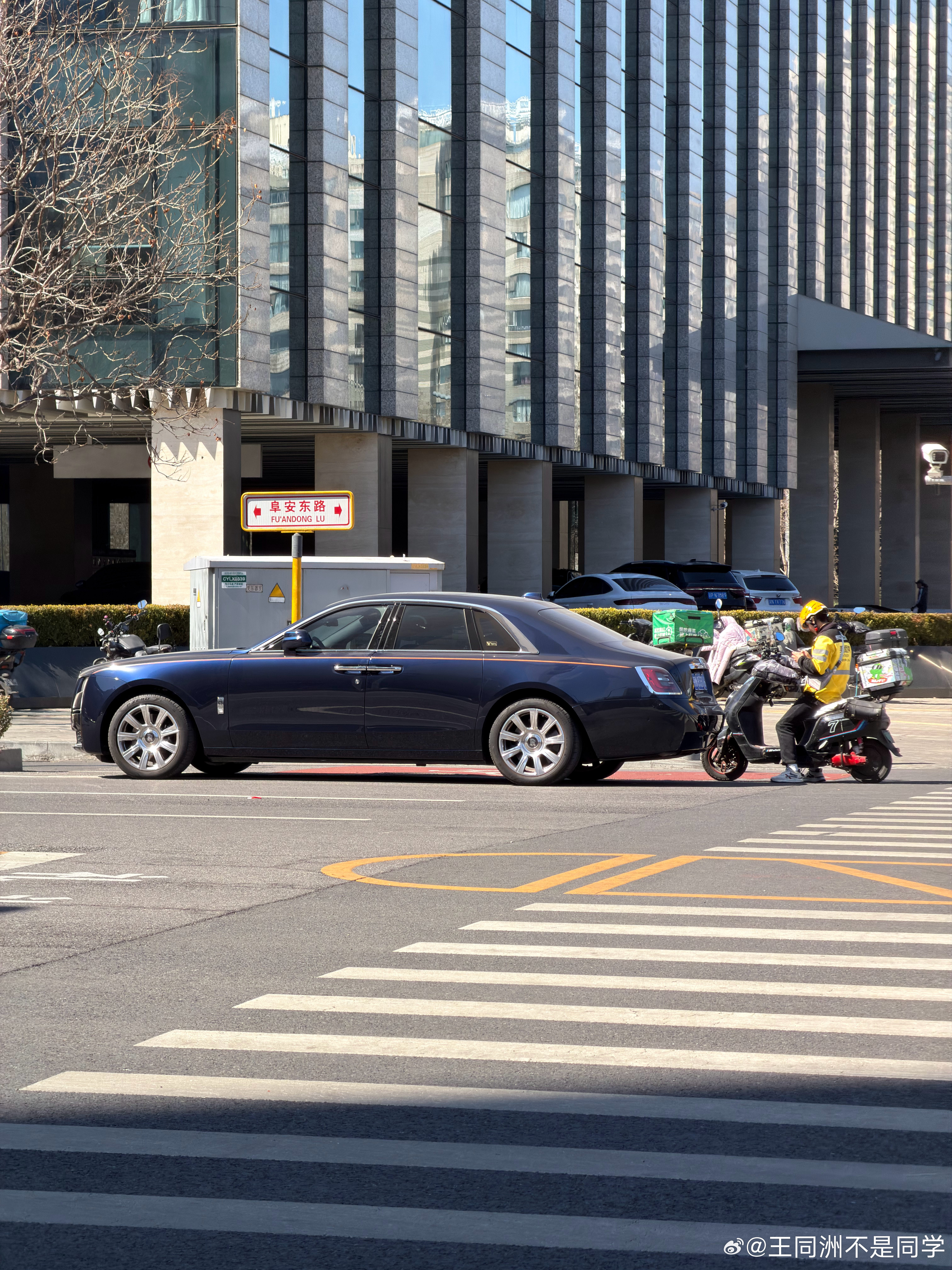 望京人民还是太权威了大劳扔路边，不洗车，不怕刮旁边就是高档酒店地库，就不停新古思