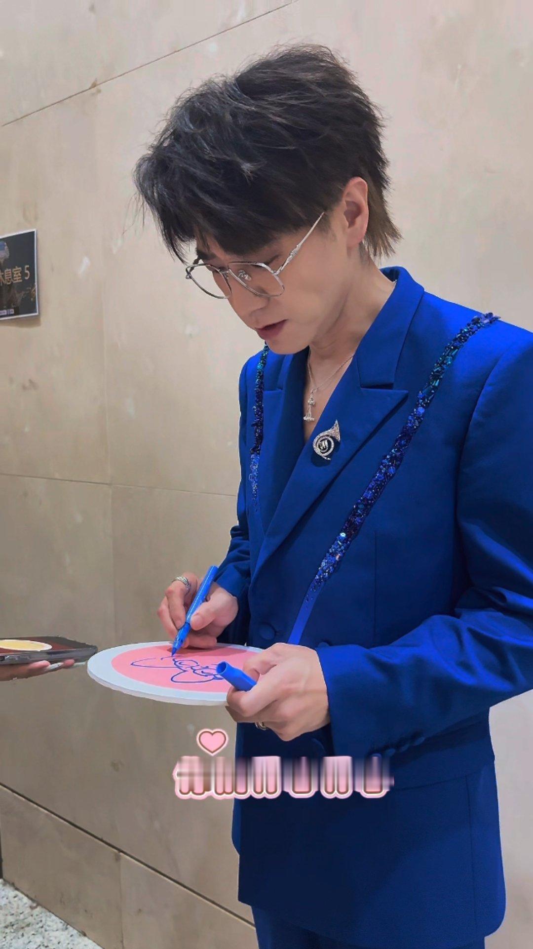 王铮亮年上心软的神这王铮亮完全热心市民来的名副其实热心市民王铮亮，总能留意到身边