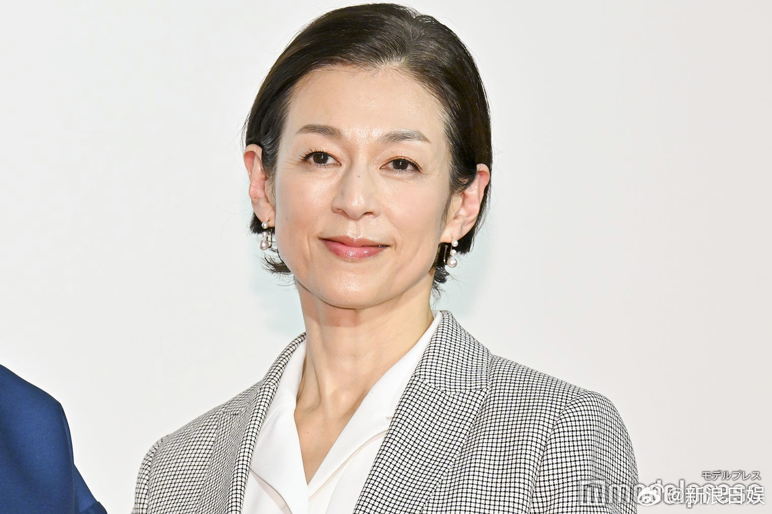 松本若菜铃木保奈美出席了premium 剧《对峙》的完成会见。 