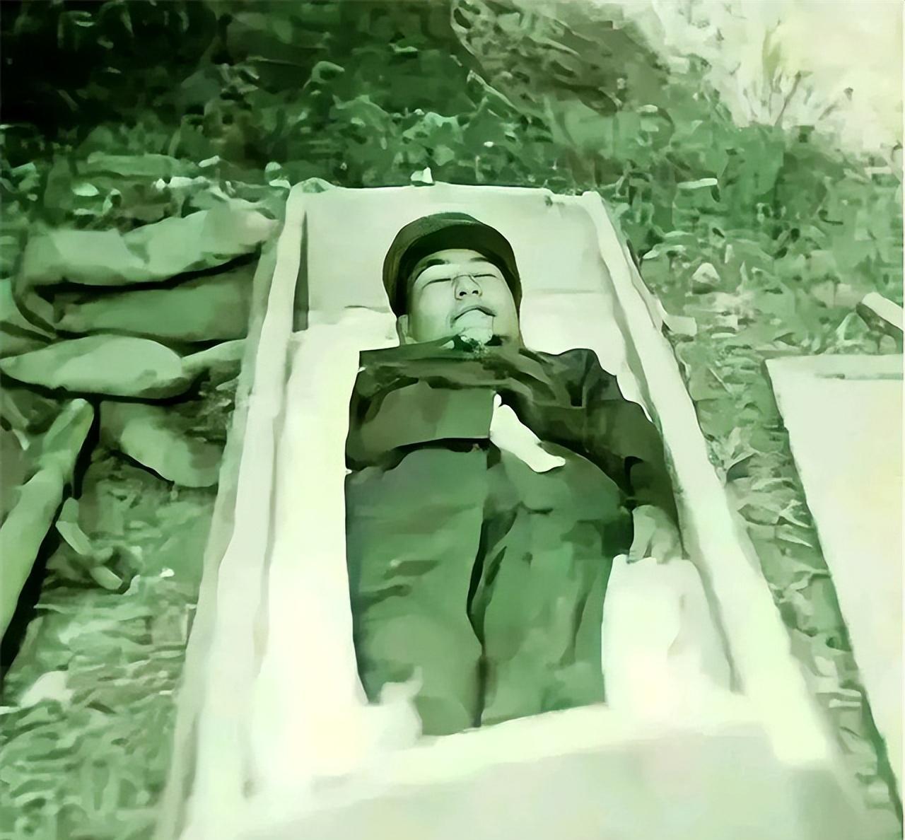 1979年，老山前线李光华最后的遗照。镜头前的他静静地躺着，仿佛睡着了，亲人们哭