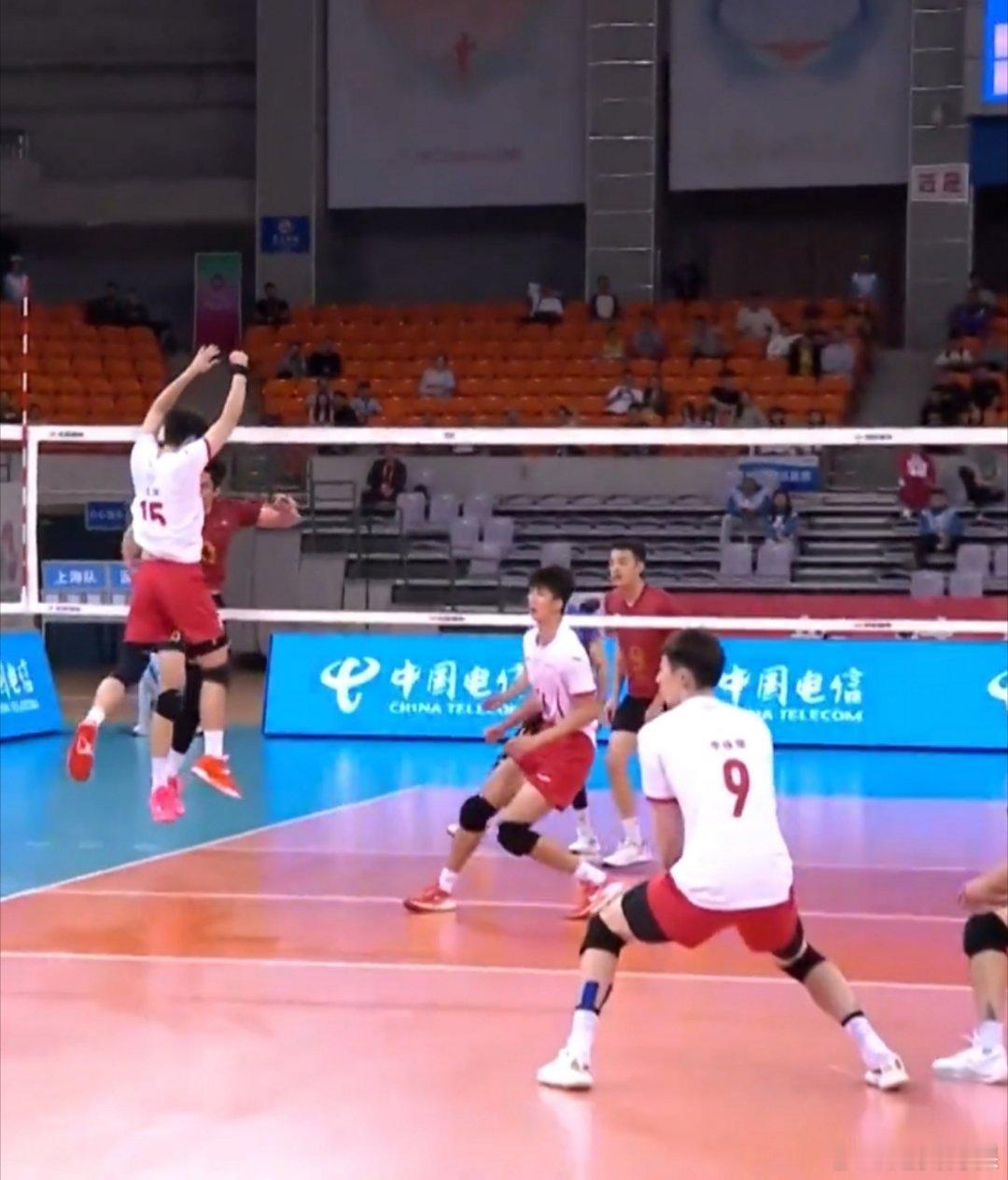 在两个二传都不行的情况下就只能比哪边攻手更有实力了那浙江还是比沪强不少图：滨滨拳