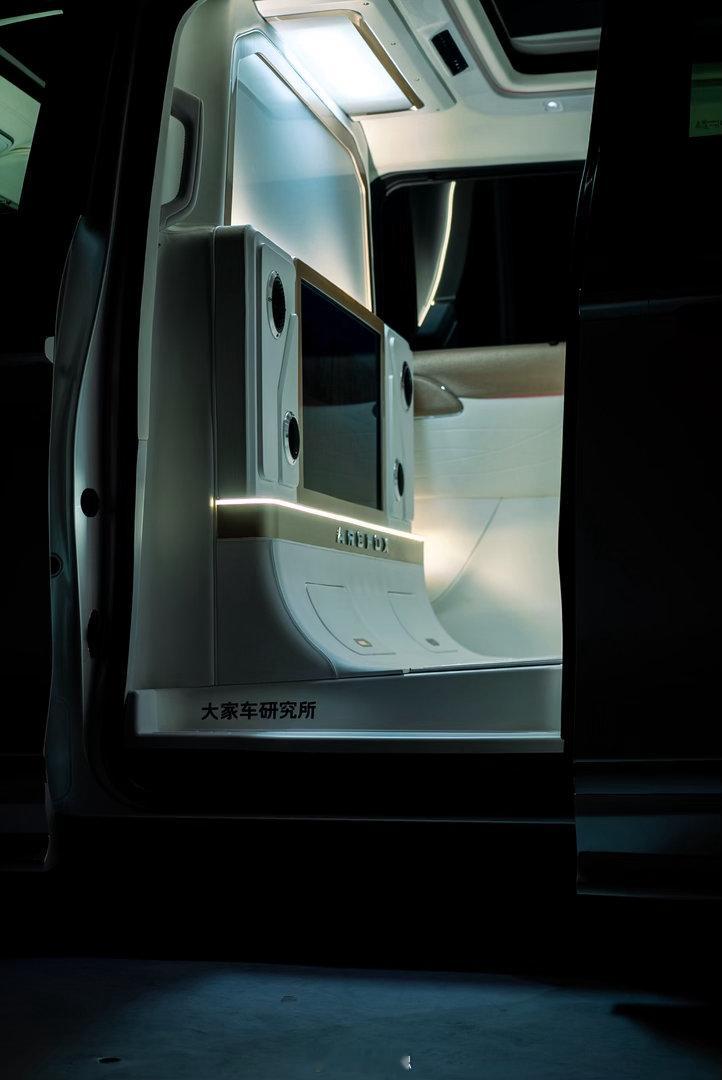 今天极狐问道V9发布，停在发布会门口那部，应该是全球第一台改装版新车，是“大家车