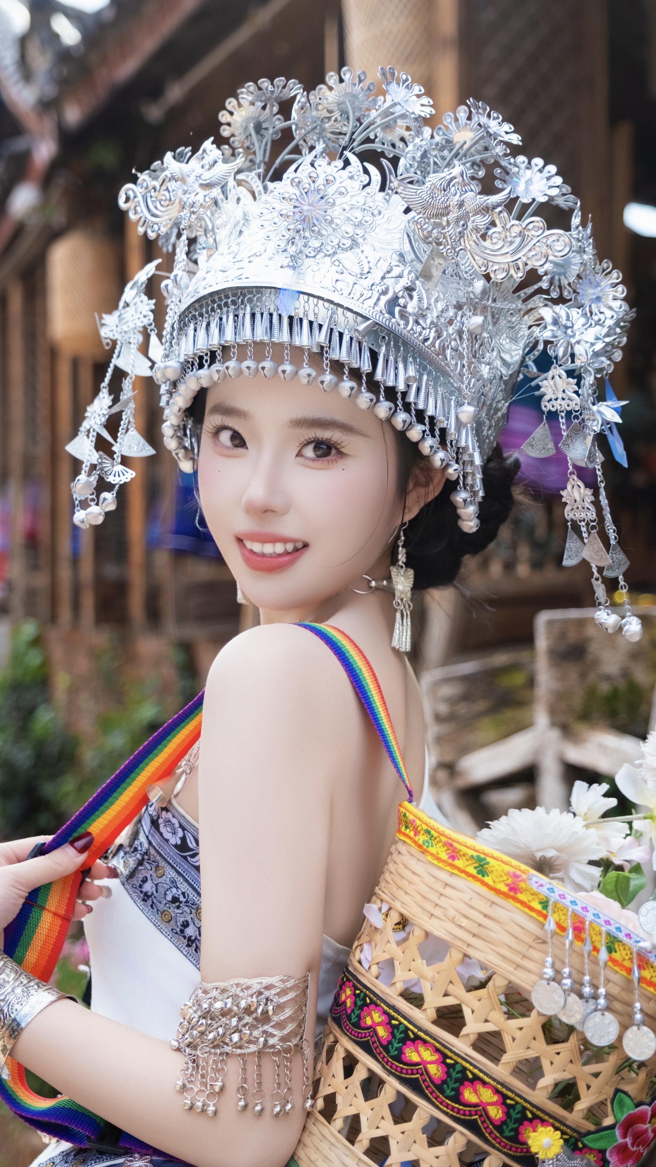 苗域花开，银蝶起舞