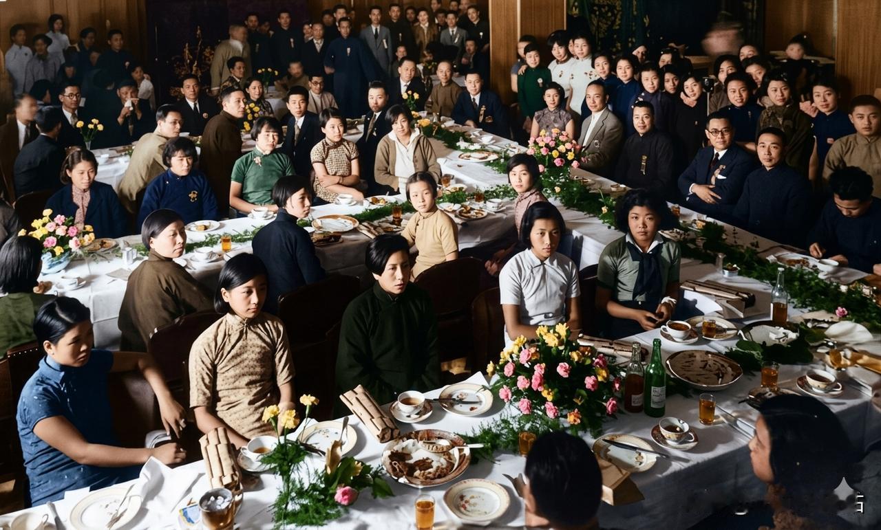 1935年，第六届全国运动会，参赛运动员官方西式盛大欢宴。
1935年10月，第