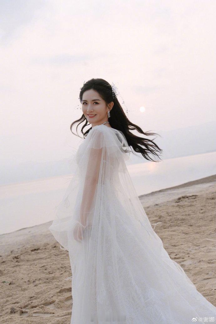 谢娜[超话]谢娜花海花仙子走花路乘风2025花海上的谢娜如同从花海中走出来的仙子