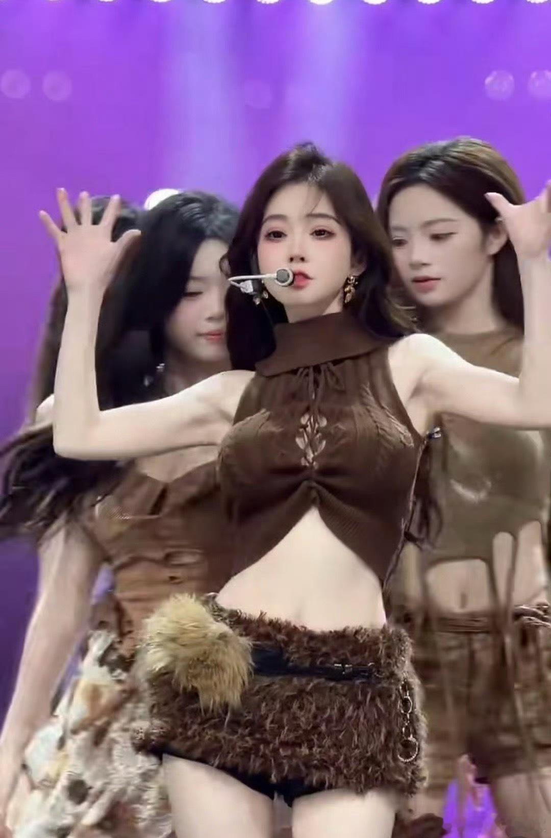 这谁啊？网红吗？还是？现在是治好了吗？癌症很少能治好，一定要健健康康的，太瘦了。