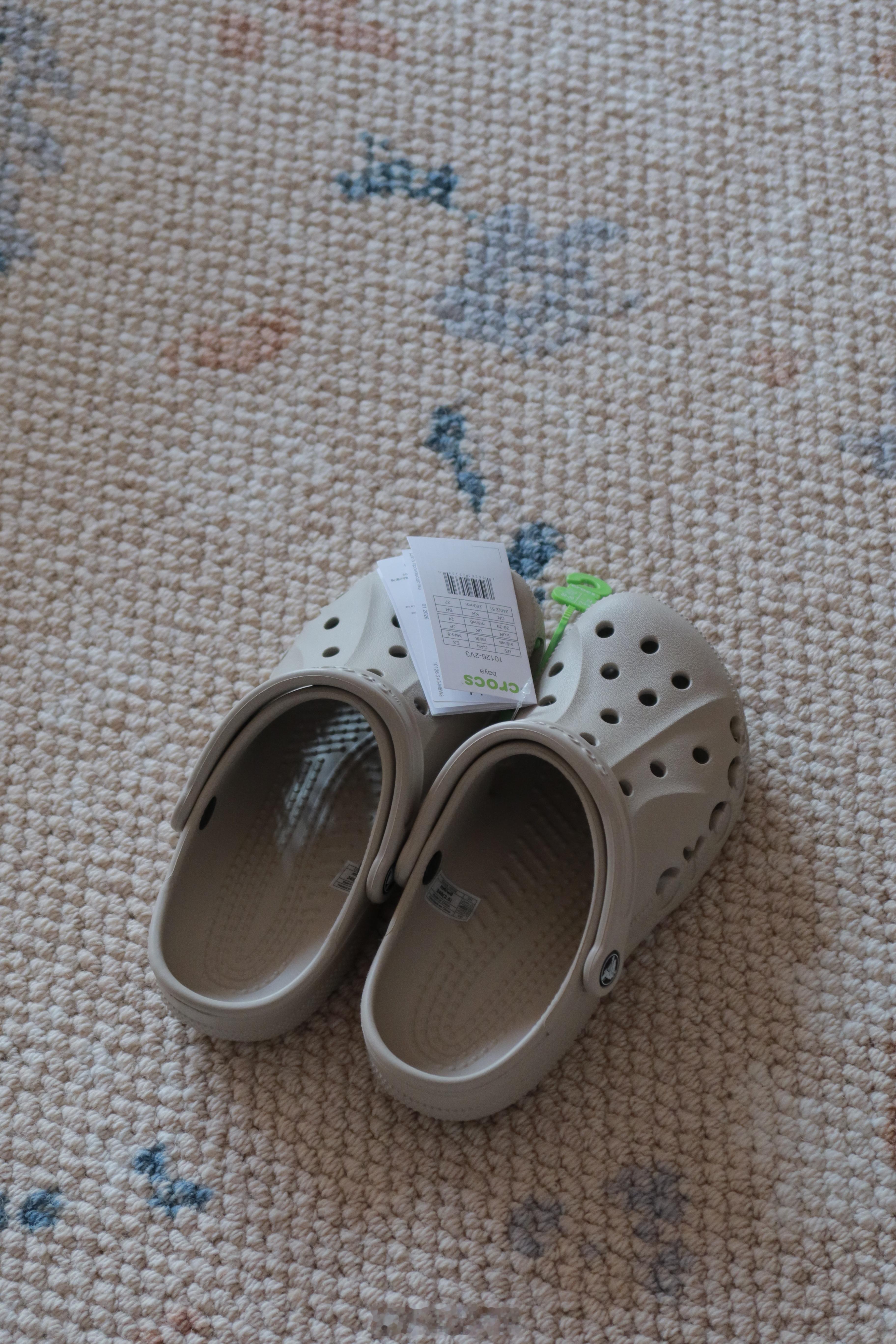 可以穿洞洞鞋出去玩吗？这双！去机场去景点暴走那种。 