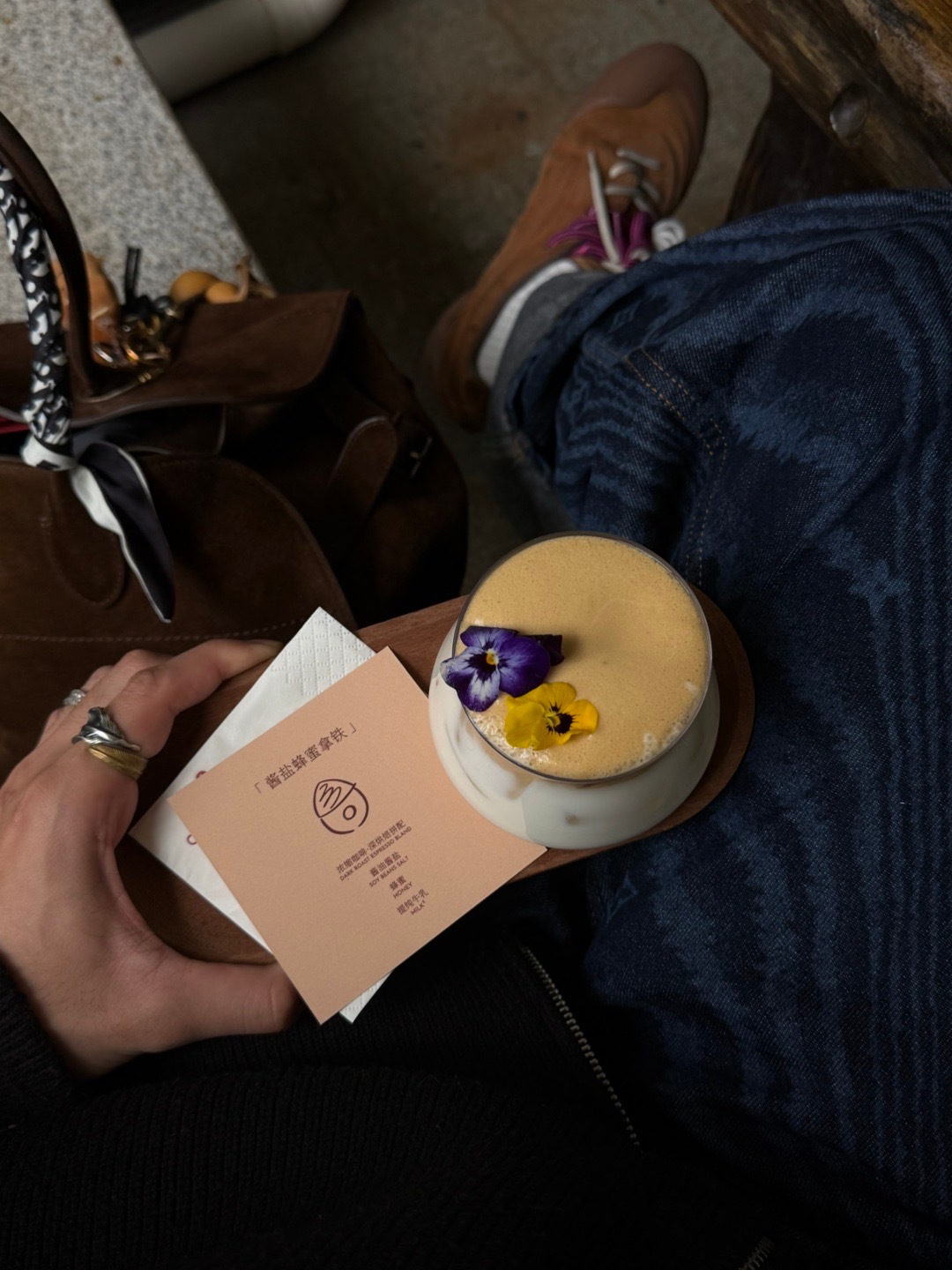 哇现在的桌游整这么花里胡哨了吗璀璨宝石💎还蛮好玩的，战略小游戏喝了一杯酱油香拿