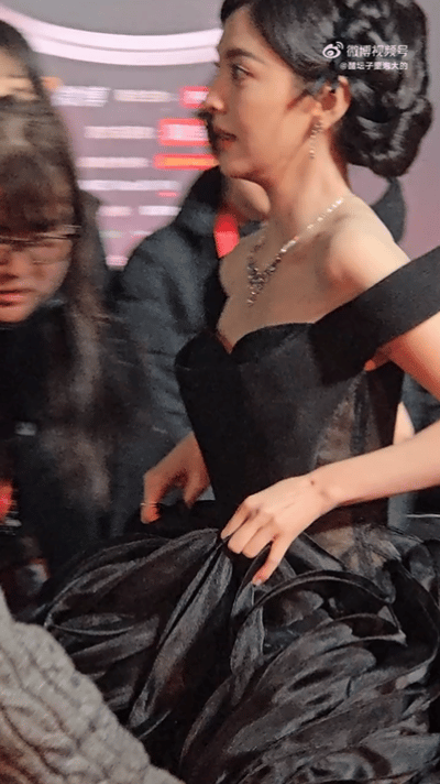 章若楠红毯后台绊倒章若楠绊倒后快速起来 章若楠红毯后台不慎绊倒 