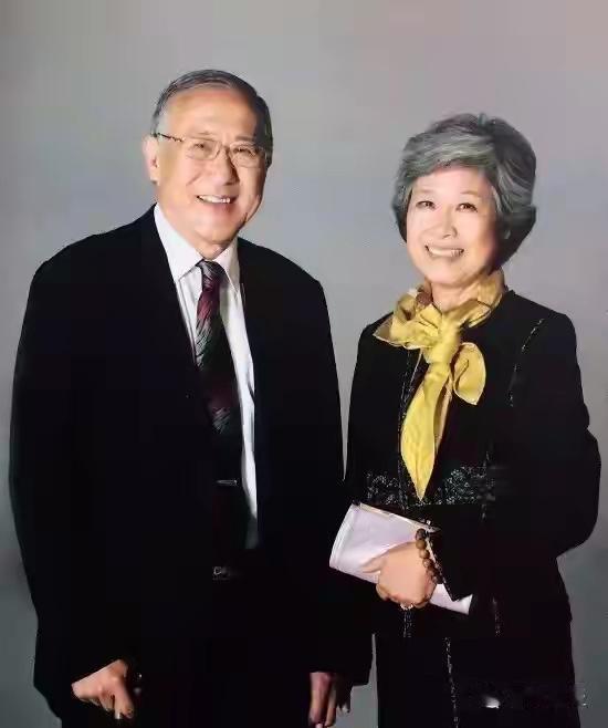 雍正九代孙启骧去世，最伤心的人莫过于他的家人

其夫人李味辛，浙江金华人，生于教