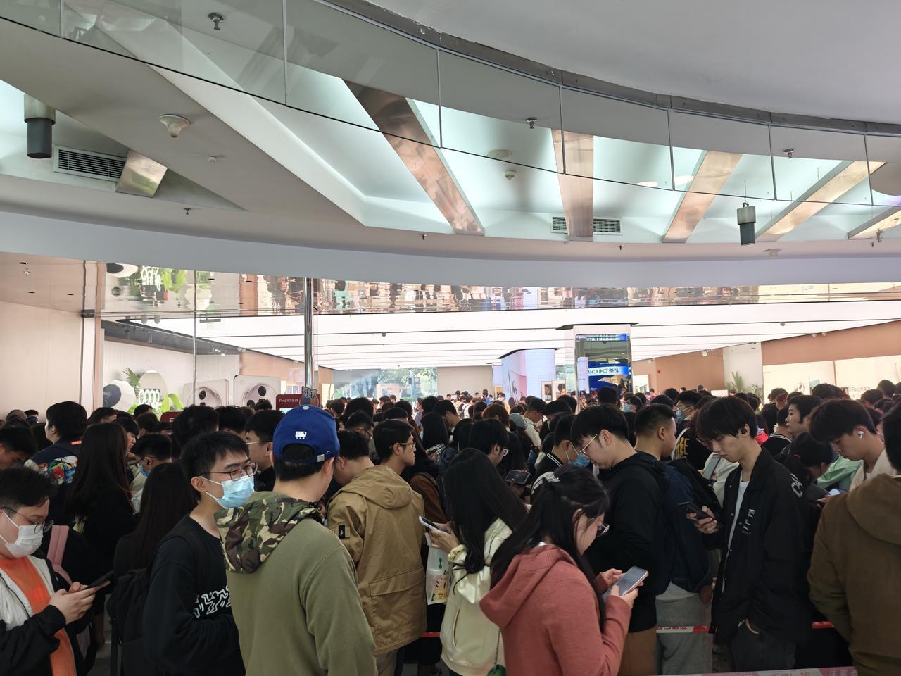 [泪奔]一加是有什么魔力吗？周末门店居然比苹果还热闹，密密麻麻全是人啊，都排起长