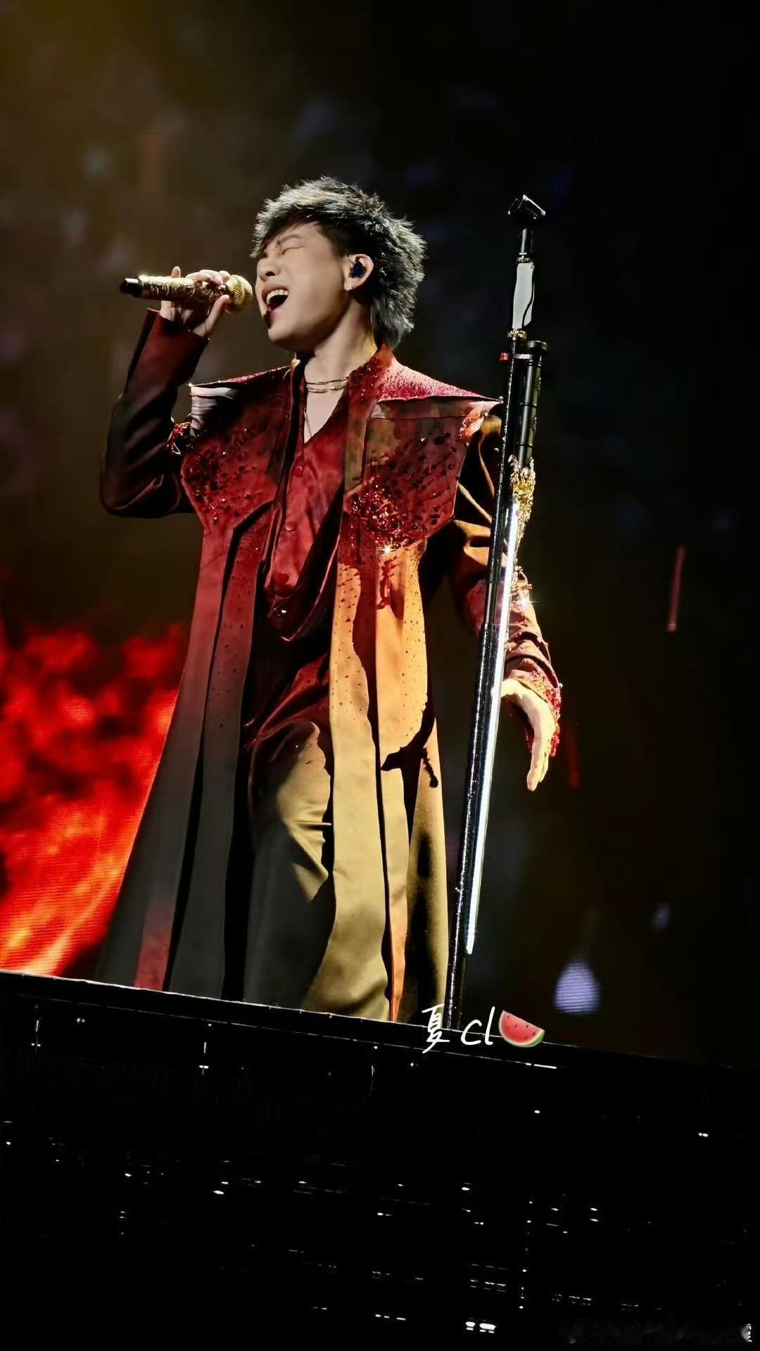 胡彦斌回应演唱会被万人齐喊歌王 真正的实力派从不急着给自己贴标签。把目标藏在心里