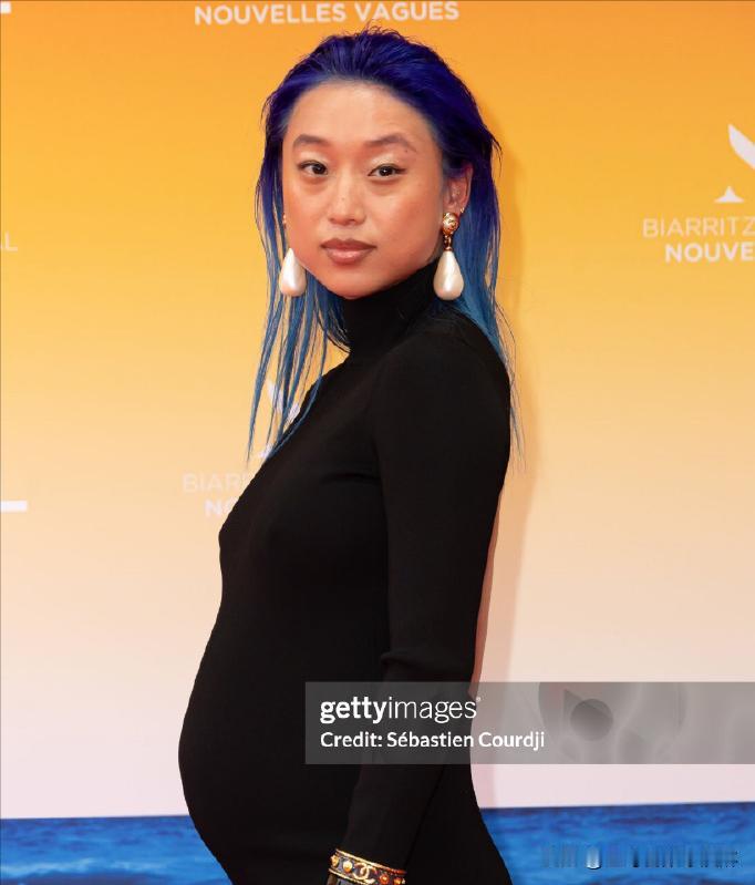 #章凝怀孕后首次公开露面#
虽然章凝在担任vogue主编时期成绩不怎么样，但是站