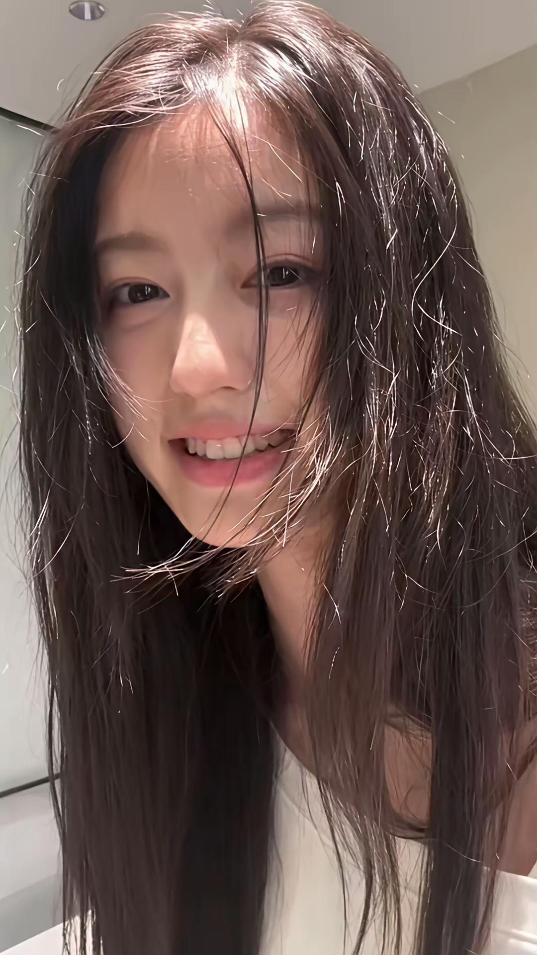 头发有点乱，但笑容很甜。粉头发少女 秀发柔顺不毛躁