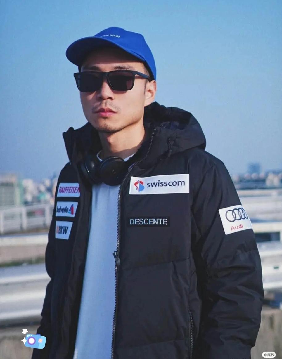 4000元的日本品牌迪桑特成为东北男性爆款服饰，其品牌标志三个向下箭头被民间解读