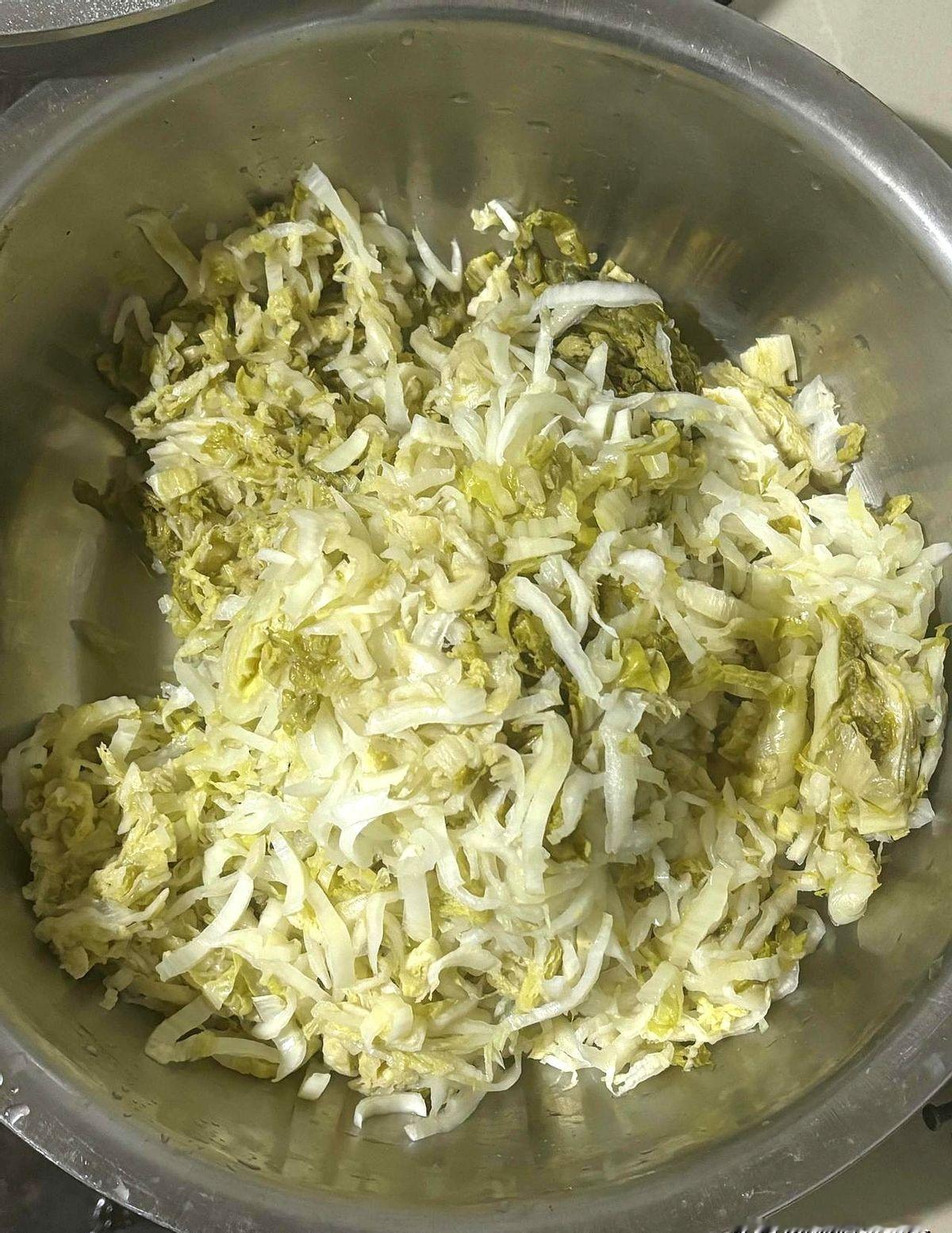 尽管二姐和二姐夫再三挽留，但早饭后我们就动身回家了。
二姐几乎没闲着，给我们做好