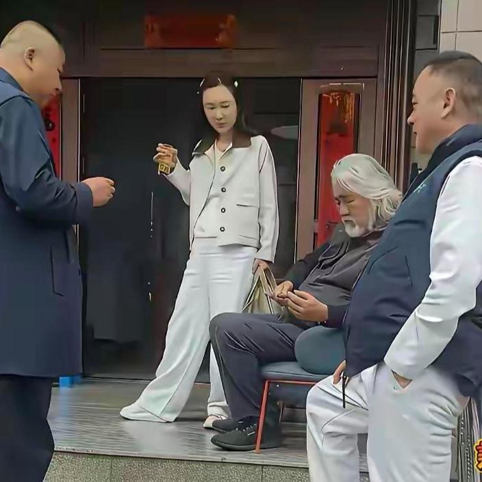 张纪中陪妻子回连云港老家的画面，看了心里暖暖的。

他坐在门前，岳父和表哥站着陪