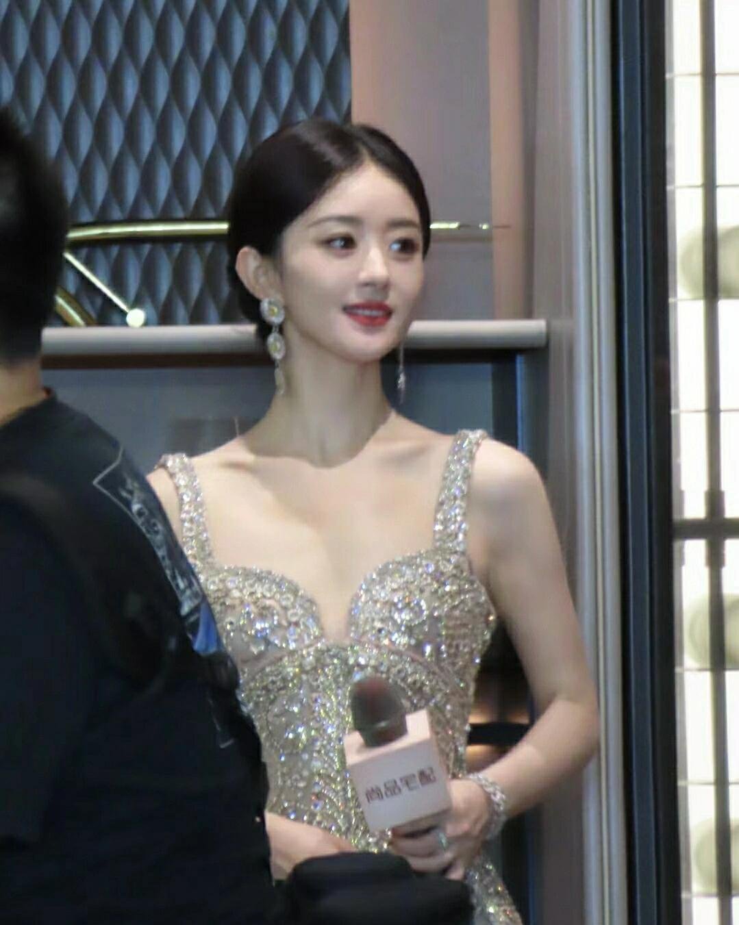 #赵丽颖[超话]# 赵丽颖美得我原地起飞🛫怎么会有这么会长的女生啊 美的惊为天