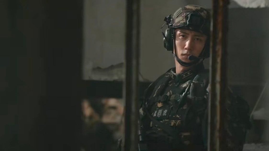 黄景瑜吴大舟 吴大舟中校就俩镜头还被选了一个当封面，有句讲句一个剧里面你要给男主