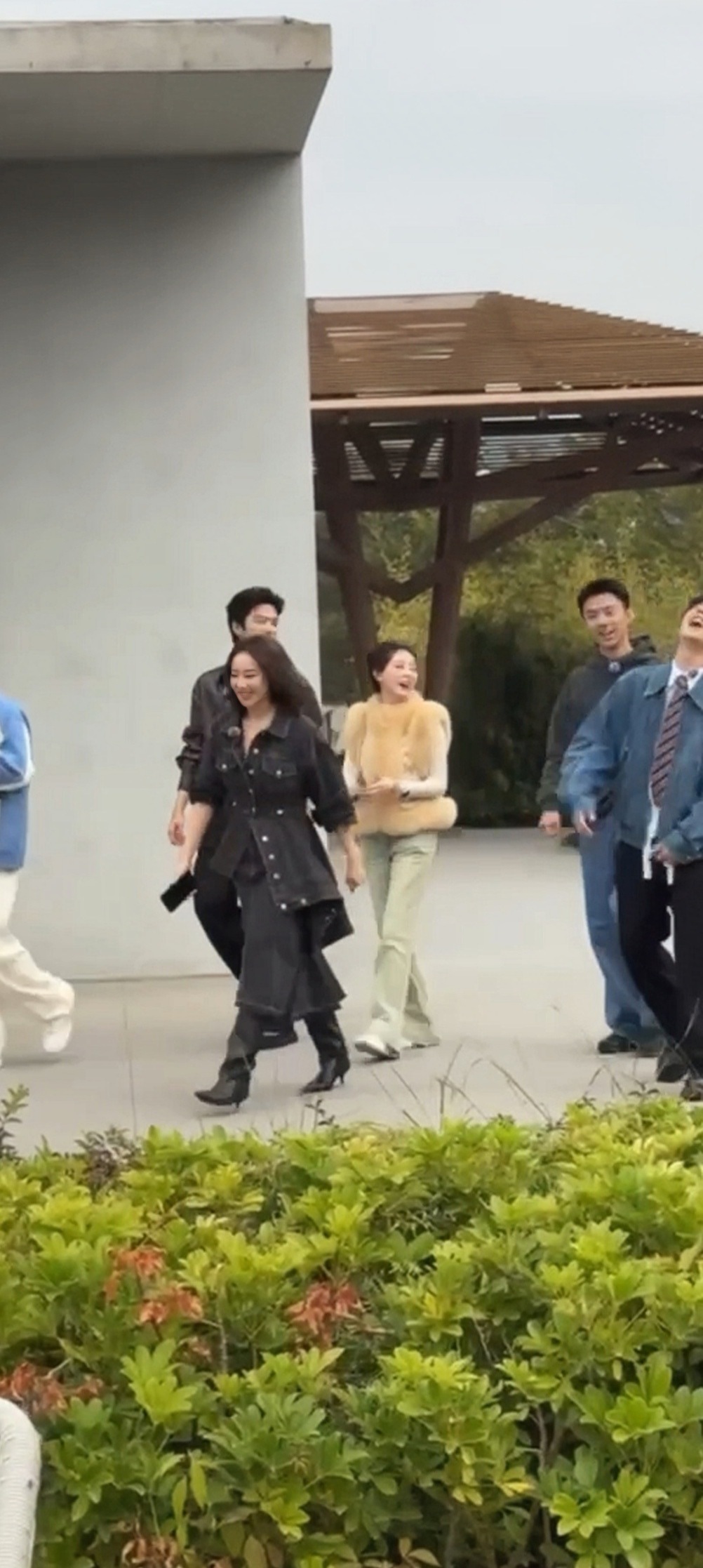 高叶走这两步让我梦回狂飙了 看她迈步的样子突然心跳加速，这不是陈书婷的经典走姿吗