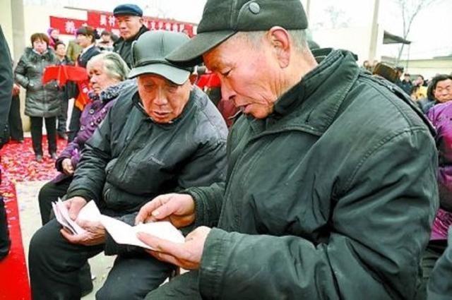 很多人问，养老金是不是交得越多，以后领得越多？
政策原则是多缴多得、长缴多得，但