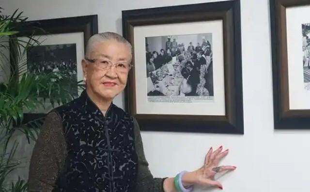 原国防部长耿飚的长女，一夜之间被查封了所有资产，她选择出走美国。在离开时她发誓，