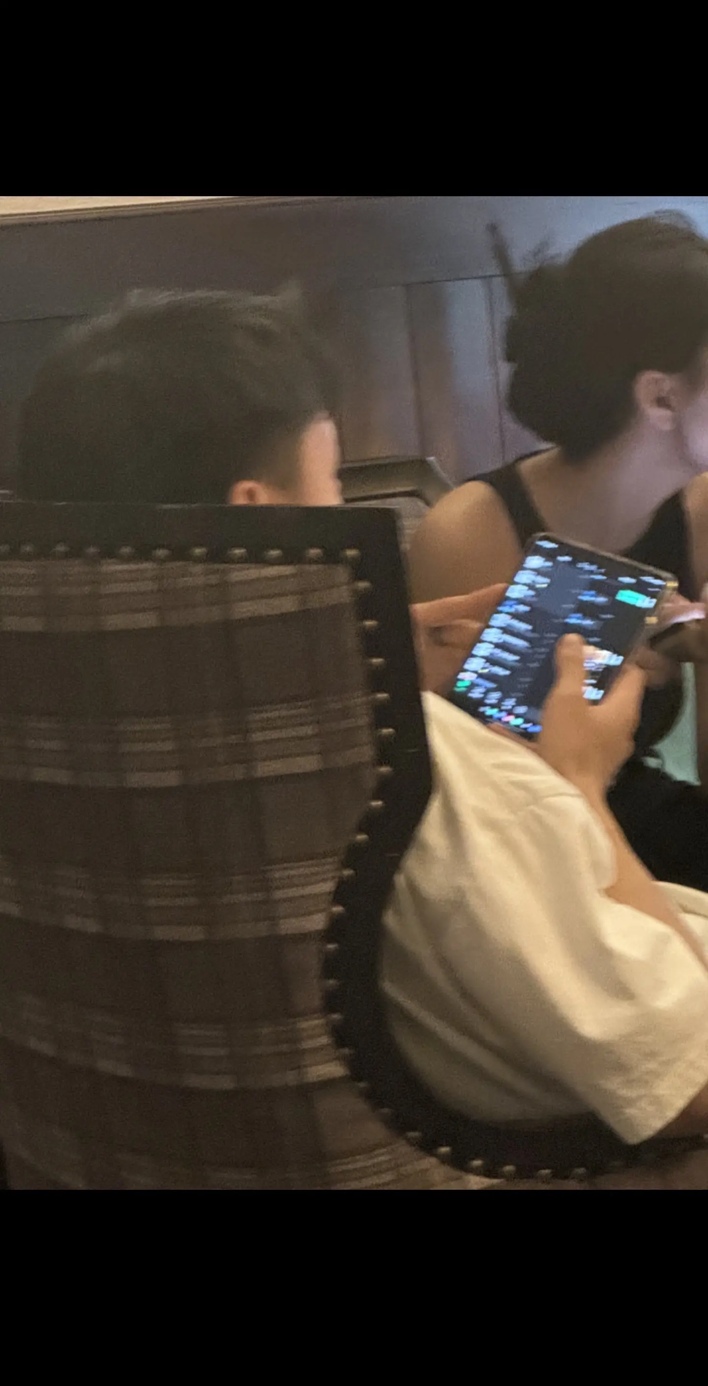 西安某网红店（德福巷）遭遇偷拍男！！还是一男一女 拍了不止我朋友一个人 还拍了好几个女生！并且发到了他们兄弟群里！声称不服让我们去报警 姐妹们遇到偷拍的一定不要唯唯诺诺的 要超大声去质问！本来心情很好一下子被这种搞的心情不好💢西安网红店