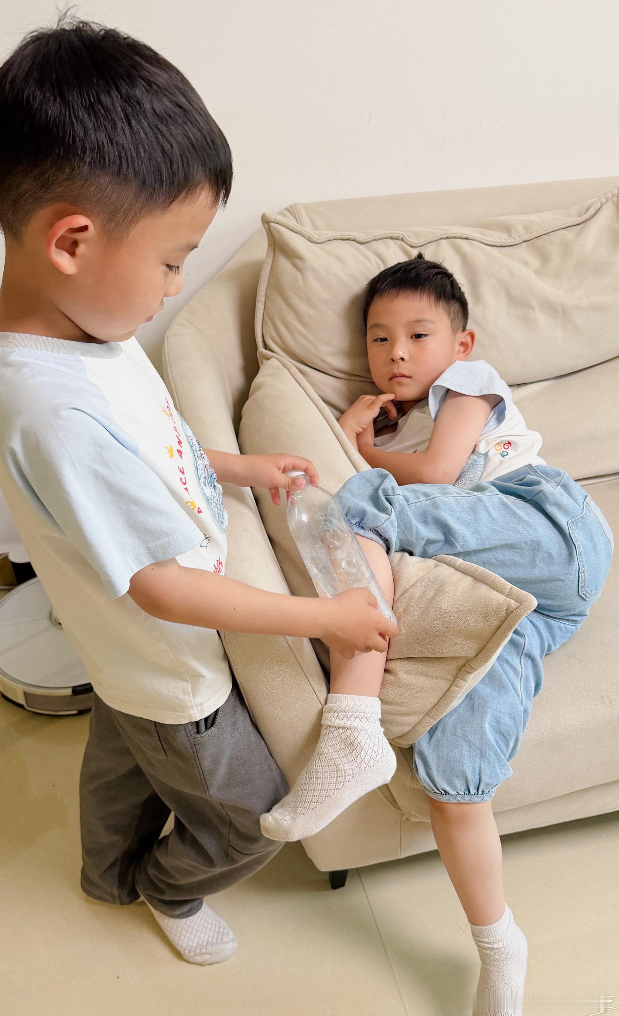 天呐‼️孩子真的长大了 ‼️刚刚安安烧到39度说身上冷，康康自己去找了个矿泉水瓶