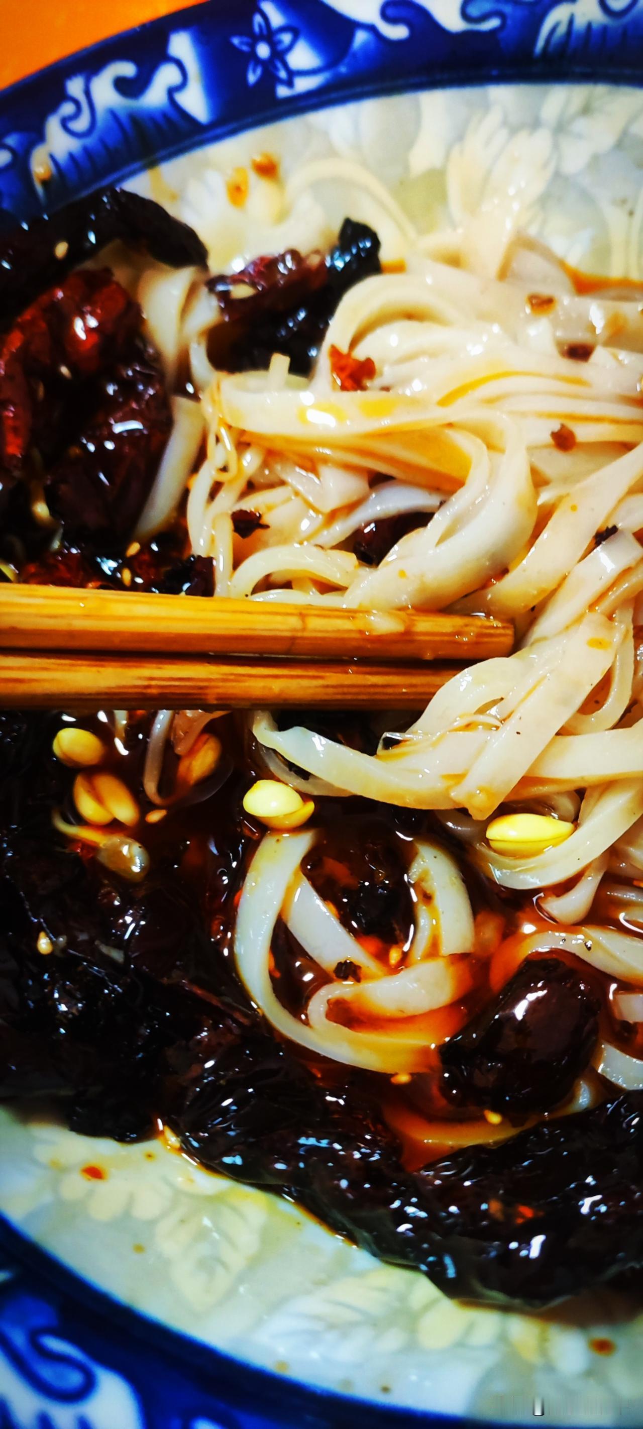 天南地北大拜年出了宁强高速，我想吃一碗面皮，配个核桃馍。找了一条街，看见一家取名