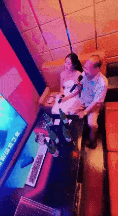 爱唱歌的大叔，被大姨盯上了。